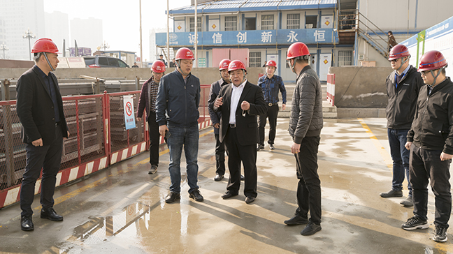 1：图为戴董事长一行检查先锋国际广场三期酒店写字楼项目施工现场。.jpg